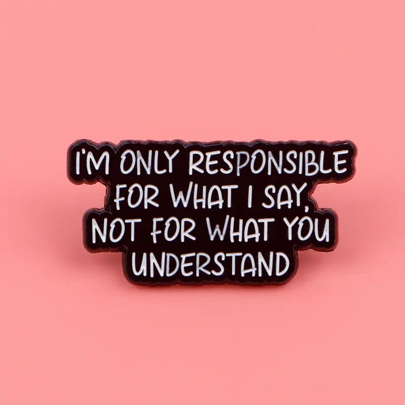 Schwarzer Pin mit weißem Text I'm Only Responsible for What I Say Not for What You Understand auf rosa Hintergrund
