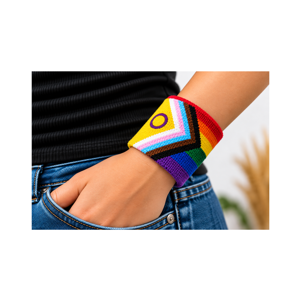 Intersex Inclusive Progress Pride Schweissband mit Regenbogenstreifen und violettem Intersex-Kreis, getragen am Handgelenk zu Jeans und schwarzem Oberteil