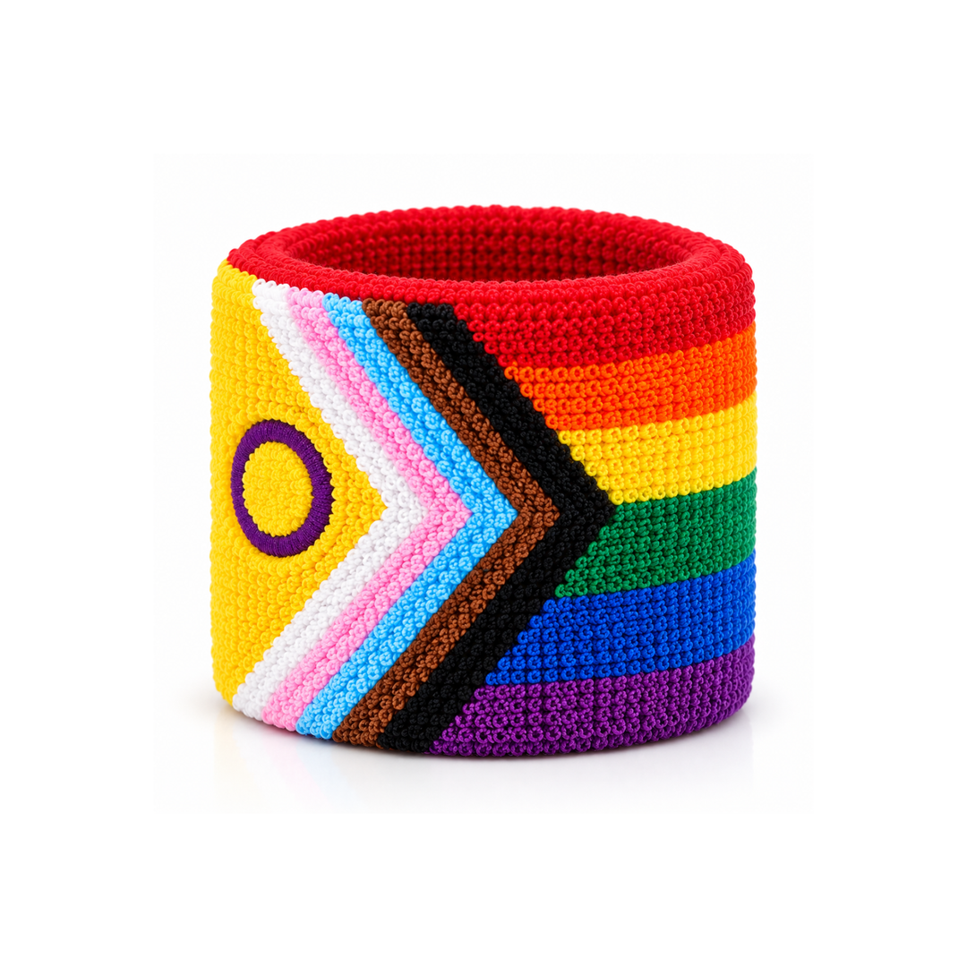 Intersex Inclusive Progress Pride Schweissband mit Regenbogenfarben, Progress Pride Chevron und gelbem Intersex-Symbol mit violettem Kreis auf weissem Hintergrund