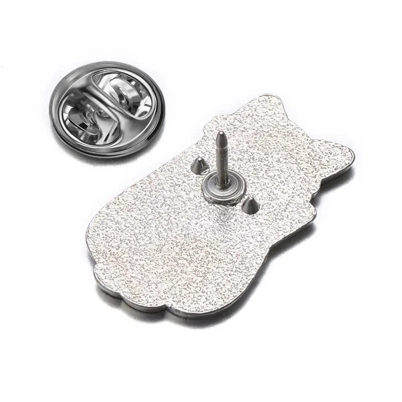 Rückseite des Katzen-Pins aus Emaille mit Butterfly-Verschluss aus Metall