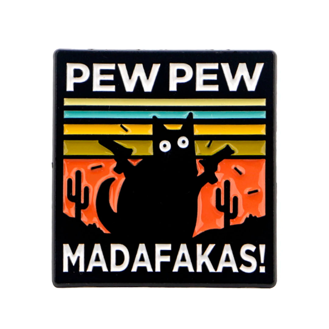 Lustiger Katzen Pin mit Comic-Katze vor Sonnenuntergang und Kakteen im Western-Stil.