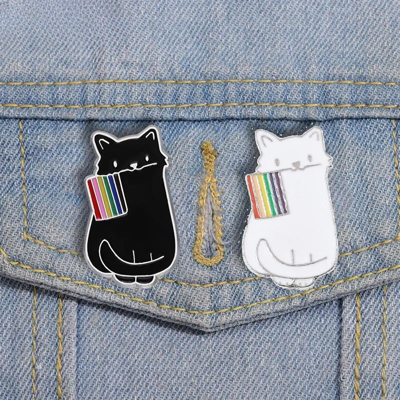 Schwarzer und weißer Katzen-Pin aus Emaille mit Regenbogen-Pride-Motiv an Jeansjacke