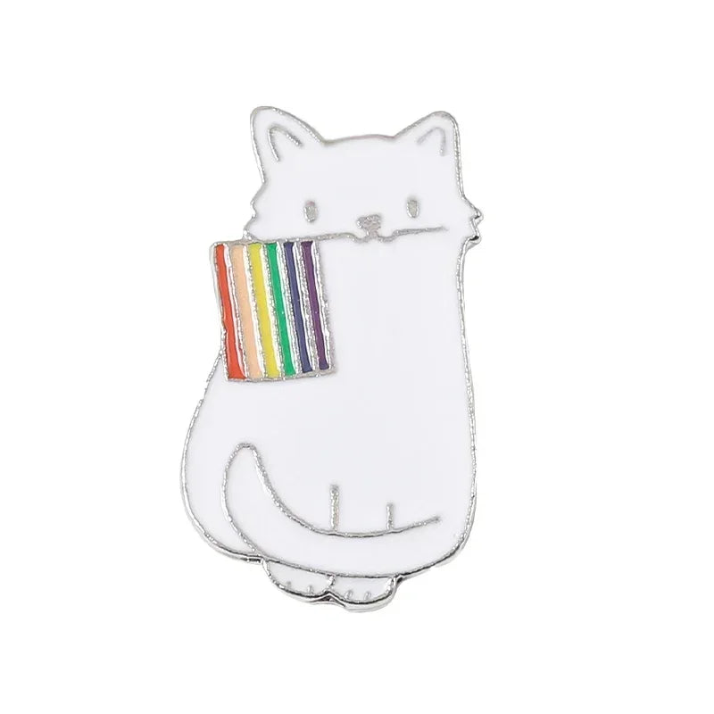 Weiße Katzen-Anstecknadel aus Emaille mit Regenbogen-Pride-Motiv als LGBTQ+ Symbol.