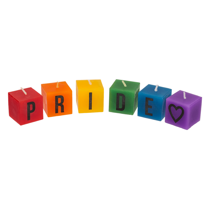 Bunte Würfelkerzen in Regenbogenfarben mit den Buchstaben „PRIDE“ und einem Herzsymbol, aufgereiht als dekoratives Set.