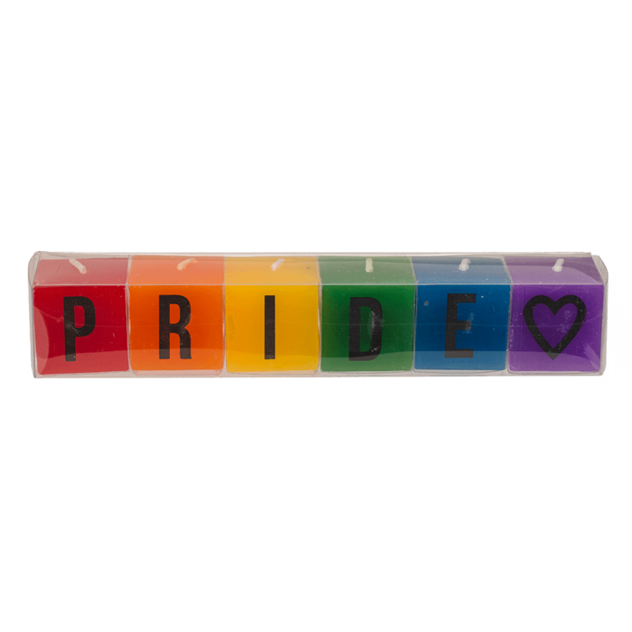 Bunte Würfelkerzen in Regenbogenfarben mit den Buchstaben „PRIDE“ und einem Herzsymbol, aufgereiht als dekoratives Set.