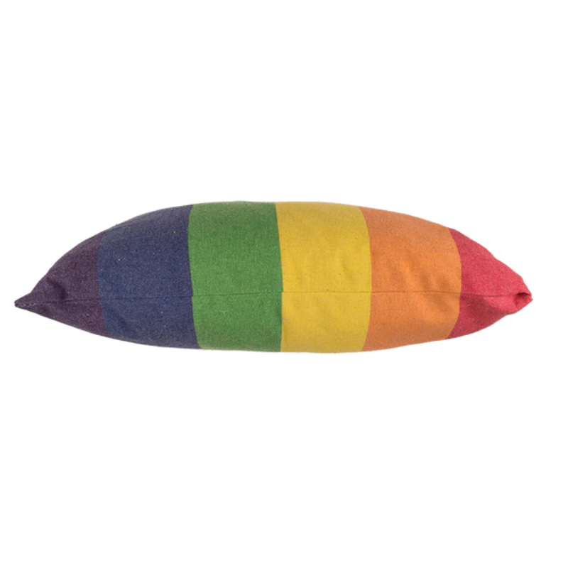 Pride Kissenbezug im Regenbogen-Design in Größe 40 x 40 cm, abgebildet mit Kissenfüllung
