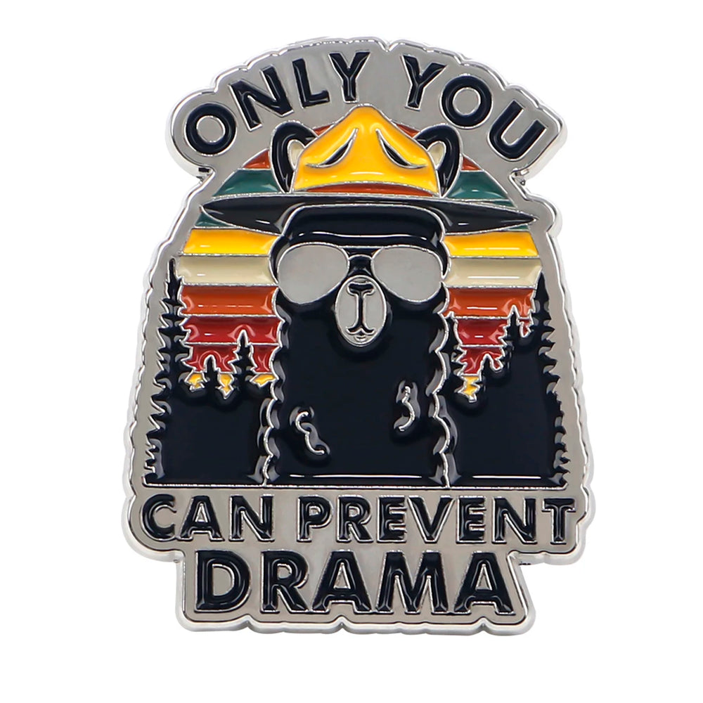 Ein stylischer Button mit einem coolen Lama, der eine Ranger-Hut und Sonnenbrille trägt. Der Text „Only You Can Prevent Drama“ ist darüber und darunter zu sehen. Perfekt für humorvolle Naturliebhaber oder als witziges Geschenk.