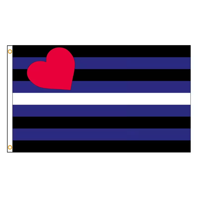 Leather Pride Flagge aus Polyester mit schwarzem, blauem und weissem Streifendesign sowie rotem Herz im Format 90 × 150 cm – LGBTQIA+, Leather- und BDSM-Fahne mit Metallösen für Pride und Events.