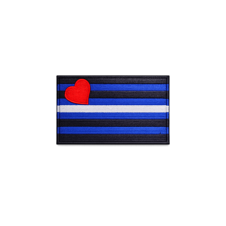 Leather Pride Patch mit Klettverschluss in Schwarz Blau Weiss und rotem Herz gestickt 8 × 5 cm