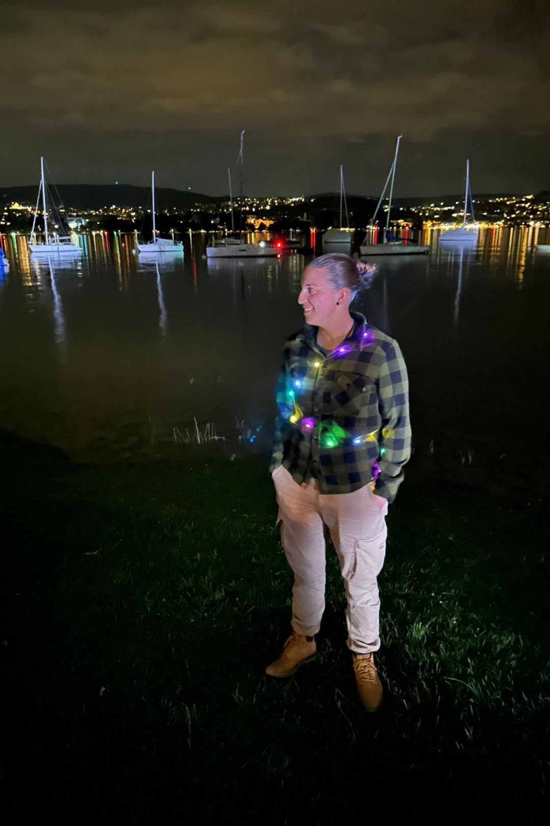 Person trägt bunte LED Lichterkette an der Pride – sichtbar bleiben auf Festival und Party