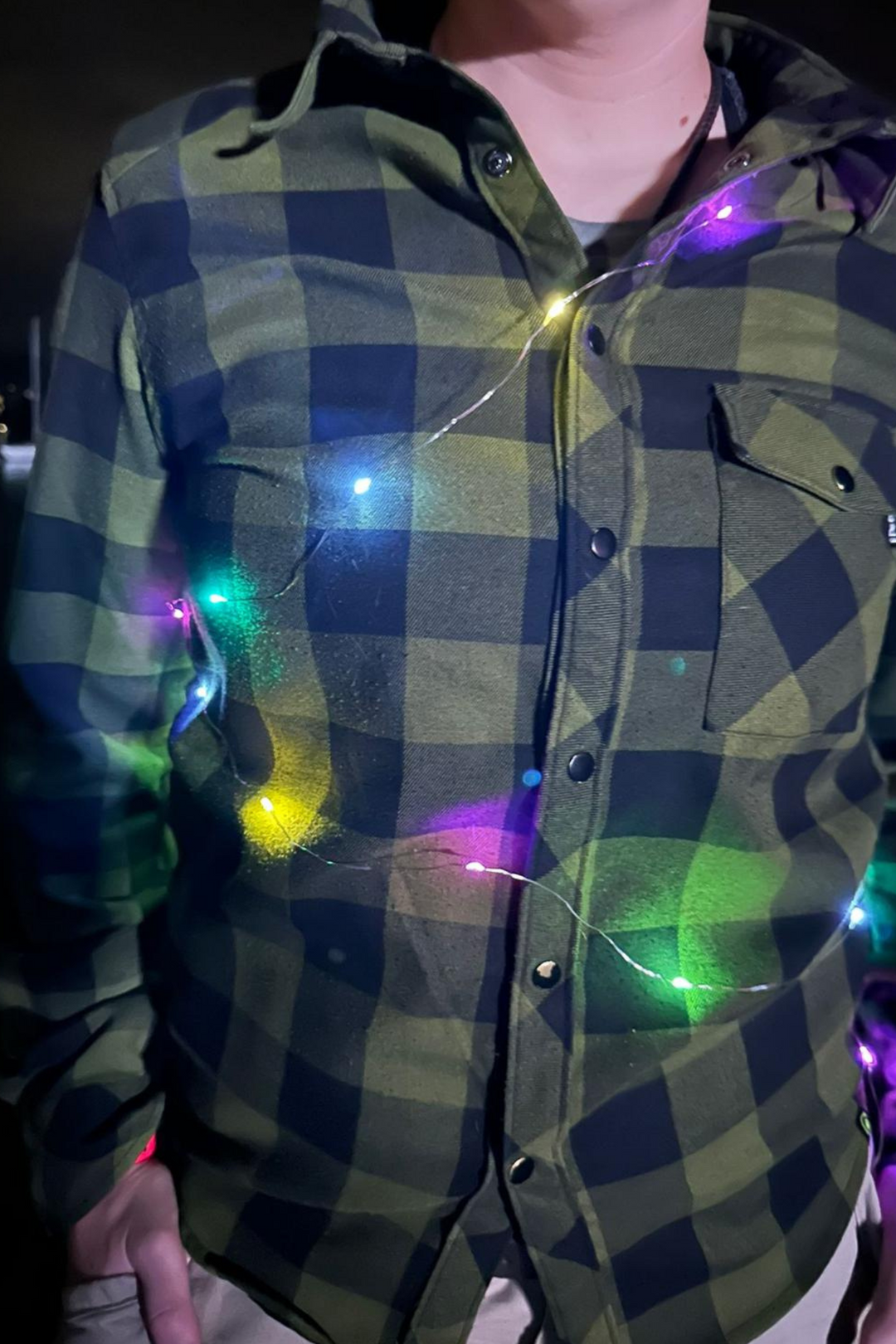 Detailansicht: Person trägt bunte LED Lichterkette an der Pride – flexibel und tragbar