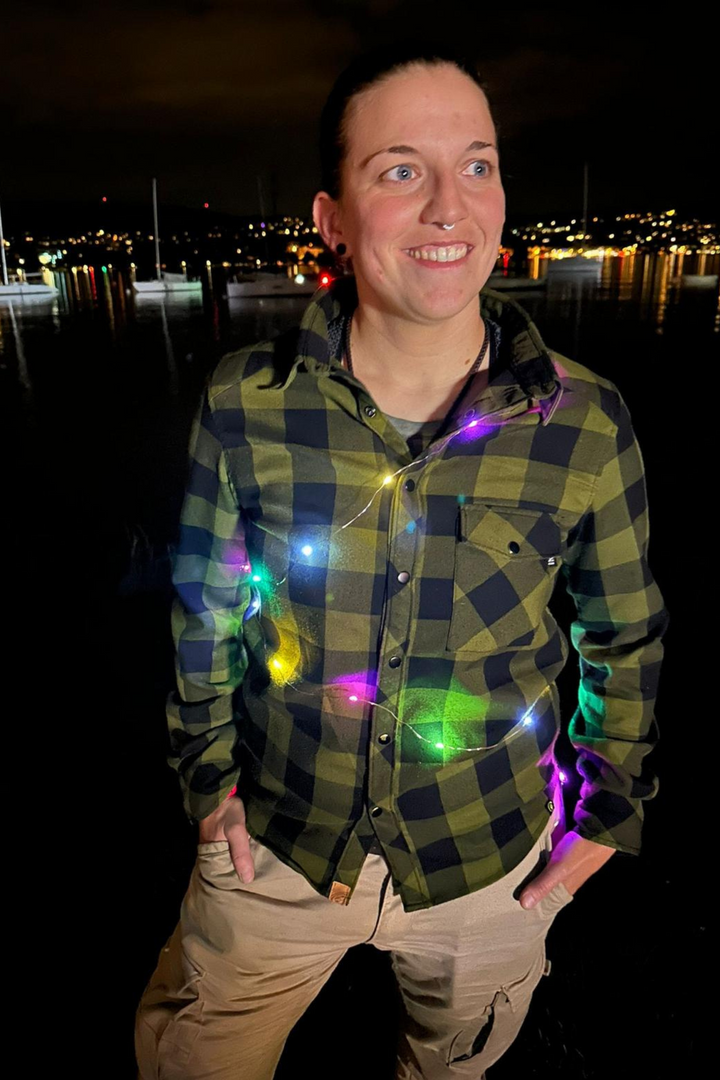 Person mit bunter LED Lichterkette an der Zurich Pride – sichtbar auf Festival und Party