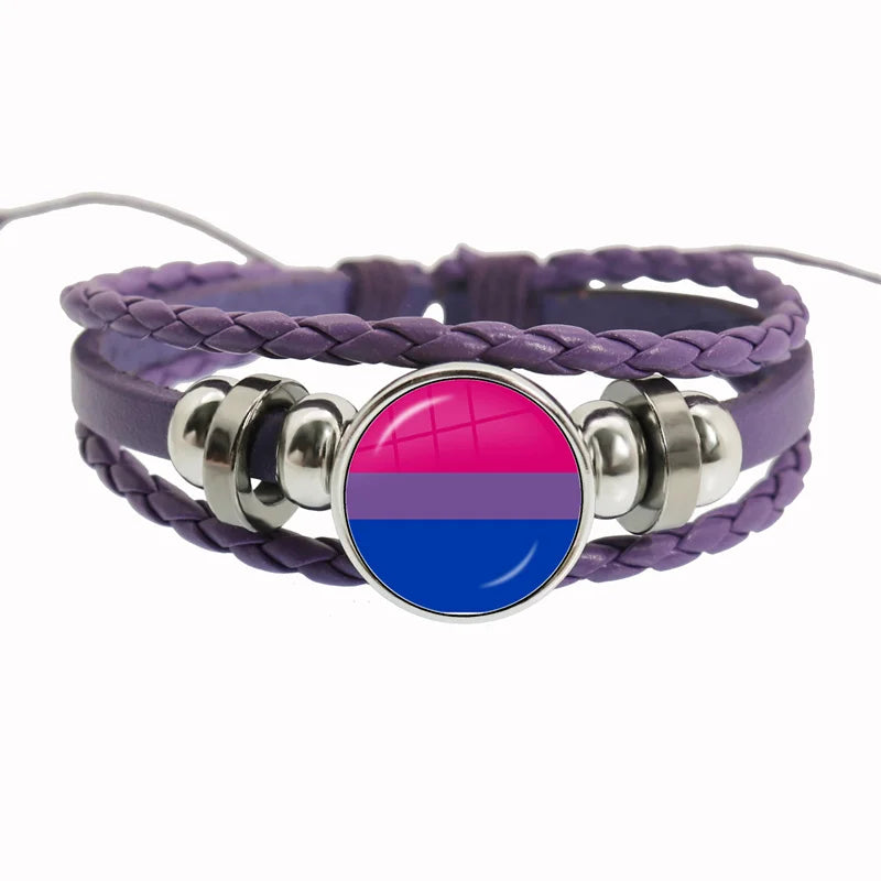Ein Lederarmband mit geflochtenem Design und einem runden Anhänger in den Farben der Bisexuellen Flagge. Verziert mit silbernen Akzenten und perfekt als LGBTQ+-Pride-Schmuck.