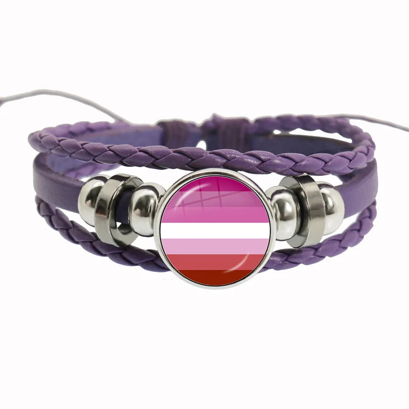 Ein Lederarmband mit geflochtenem Design und einem runden Anhänger in den Farben der Lesben Flagge. Verziert mit silbernen Akzenten und perfekt als LGBTQ+-Pride-Schmuck.