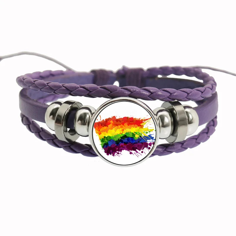 Ein Lederarmband mit geflochtenem Design und einem runden Anhänger in den Farben der Regenbogenflagge. Verziert mit silbernen Akzenten und perfekt als LGBTQ+-Pride-Schmuck.