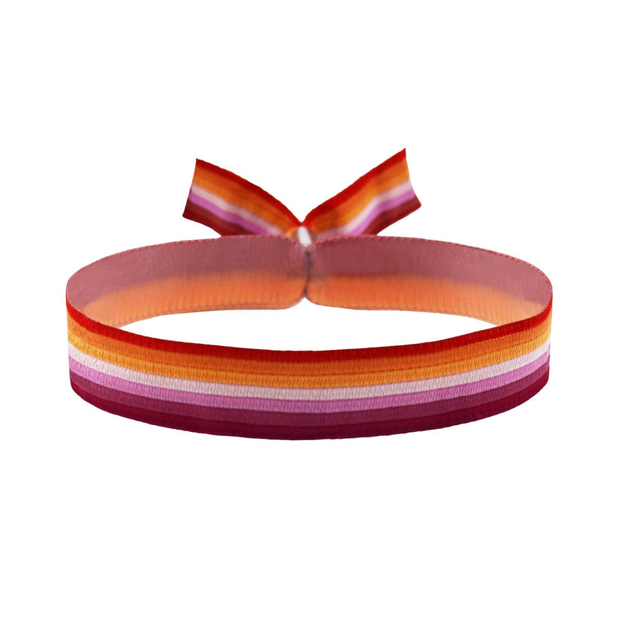Lesben Pride Armband als gewebtes Festivalarmbändchen in den Farben der Lesben-Pride-Flagge mit Metallverschluss für Pride, Festivals und den Alltag.