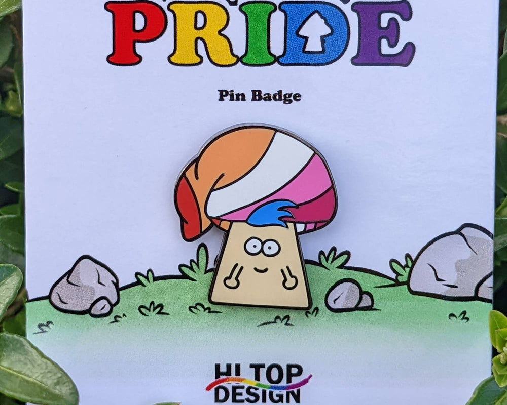 Detailaufnahme Lesbian Pride Mushroom Emaille Pin mit Pilz Motiv auf Verpackung – LGBTQIA+ Anstecknadel Nahaufnahme