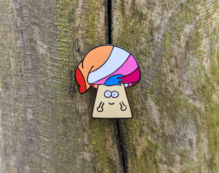 Lesbian Pride Mushroom Emaille Pin auf Holz befestigt – LGBTQIA+ Pilz Anstecknadel im Alltag getragen