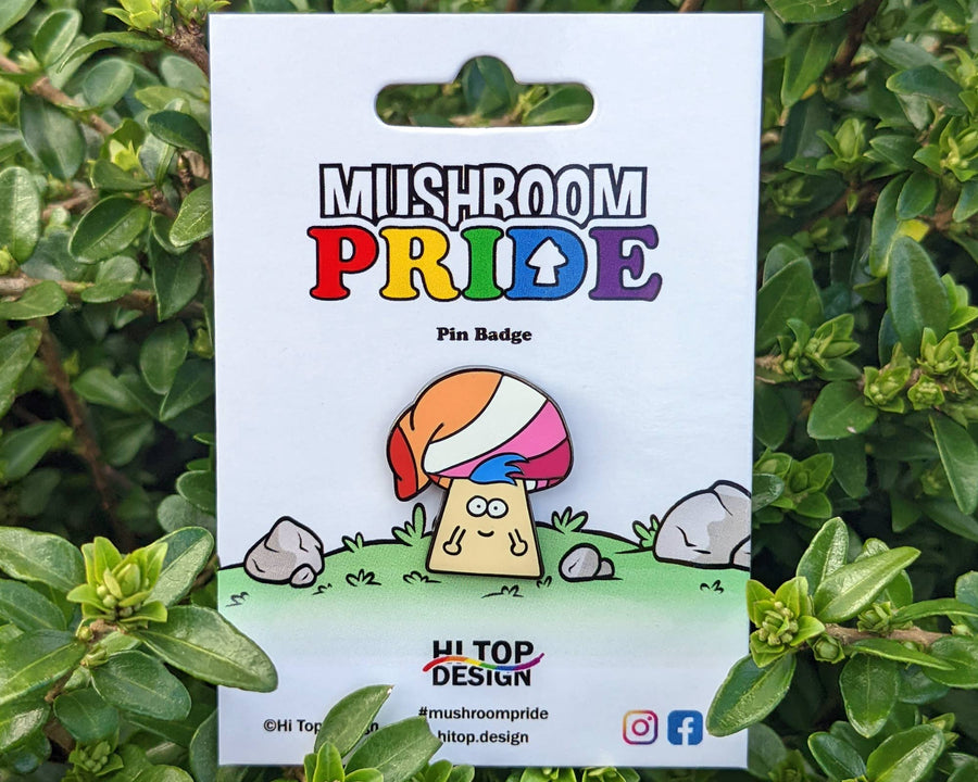 Lesbian Pride Mushroom Emaille Pin auf Verpackung vor grünem Hintergrund – LGBTQIA+ Anstecknadel mit Pilz Motiv