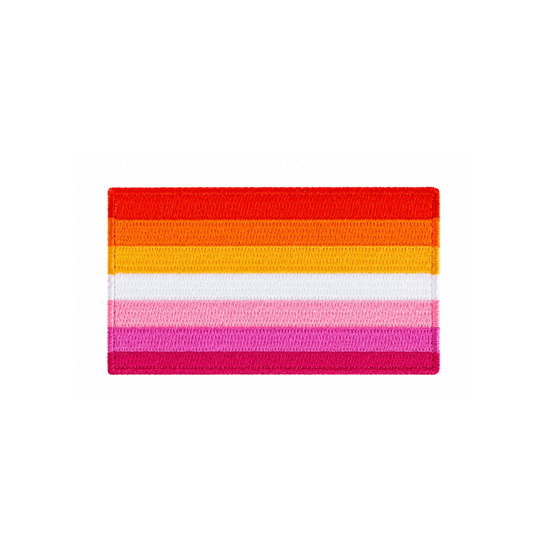 Gestickter Lesbian Pride Patch mit sieben Streifen in Orange, Weiss und Rosa. Lesbischer Aufnäher, 8 × 5 cm, zum Aufbügeln oder Aufnähen auf weissem Hintergrund.