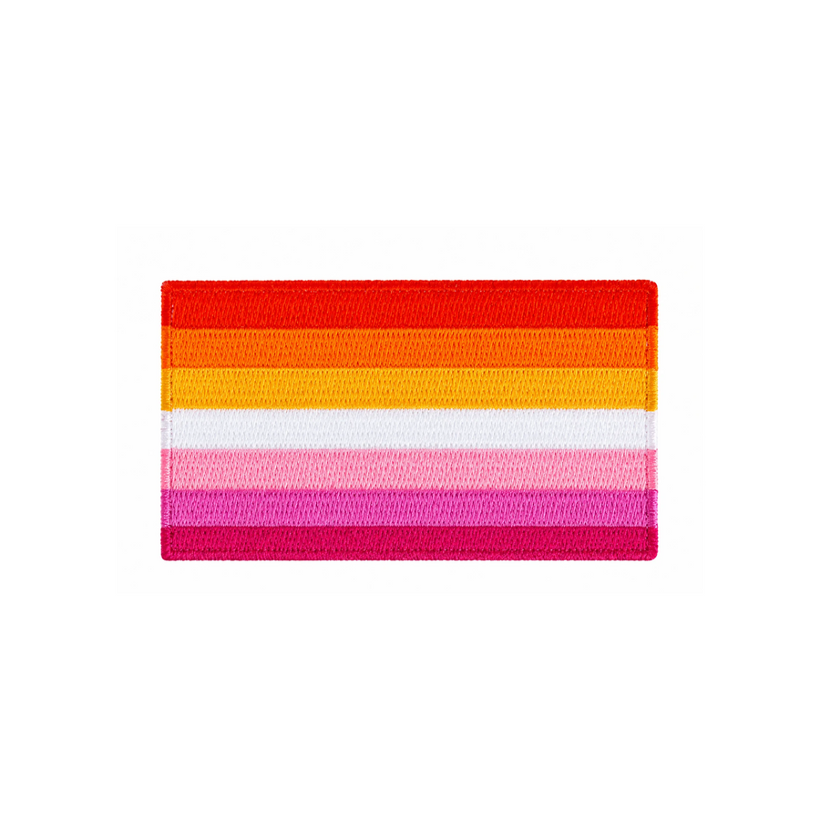 Gestickter Lesbian Pride Patch mit sieben Streifen in Orange, Weiss und Rosa. Lesbischer Aufnäher, 8 × 5 cm, zum Aufbügeln oder Aufnähen auf weissem Hintergrund.