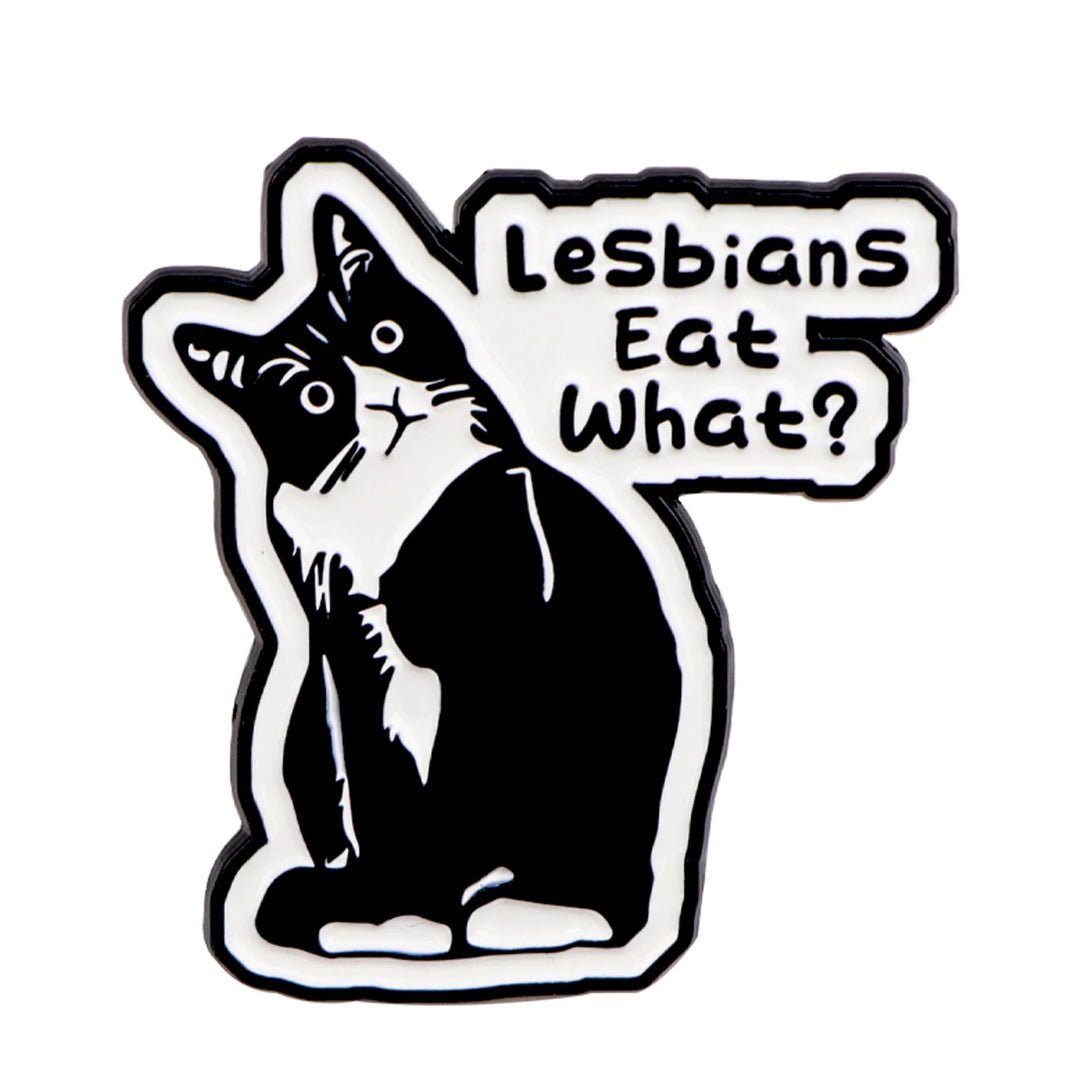 Lesbian Pride Pin mit Katze „Lesbians Eat What?“ – LGBTQ+ Regenbogen Anstecker