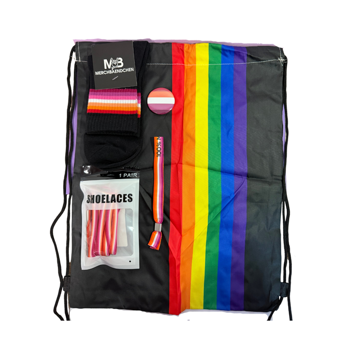 Inhalt des lesbischen Pride Starter Kits mit Socken, Schnürsenkeln, Armband und Pin im Design der lesbischen Pride-Flagge.