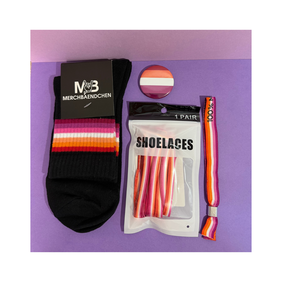 Lesbisches Pride Starter Kit mit Socken, Schnürsenkeln, Armband und Pride-Pin in den Farben der lesbischen Pride-Flagge.