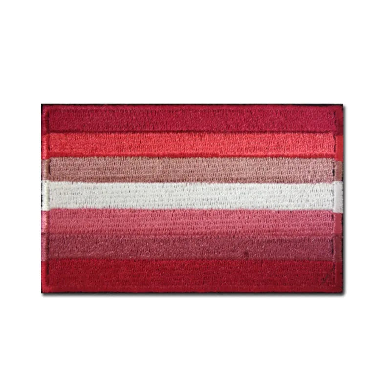 Gestickter Aufnäher in den Farben der lesbischen Pride-Flagge mit horizontalen Streifen in unterschiedlichen Rottönen, Weiß und Rosa.