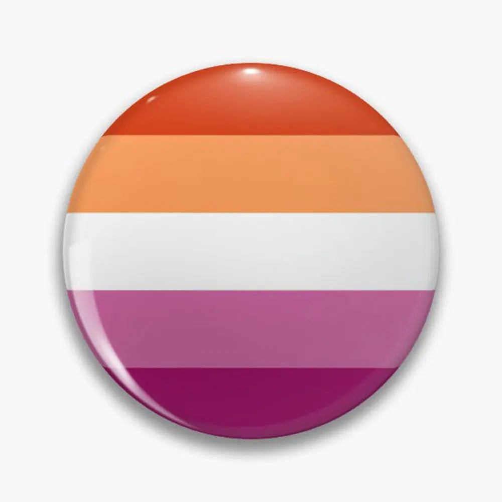 Runder Button mit lesbischer Pride-Flagge in Orange-, Weiß- und Lilatönen.