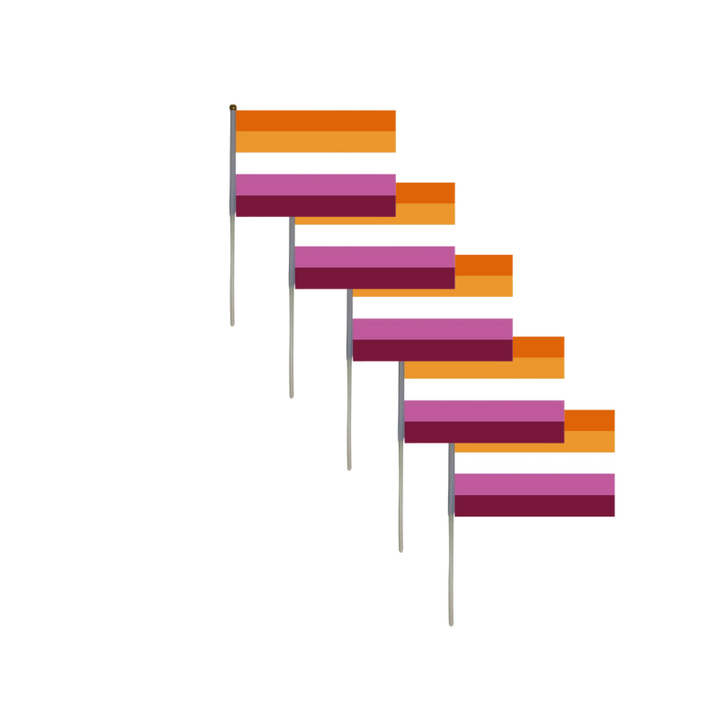 Mehrere lesbische Pride Handflaggen mit den Farben der Sunset Lesbian Flag
