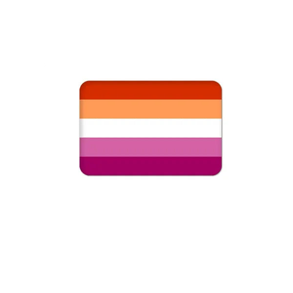 Rechteckiger Ansteckbutton mit den Farben der lesbischen Pride-Flagge als dezentes Zeichen für Sichtbarkeit und Zusammenhalt.
