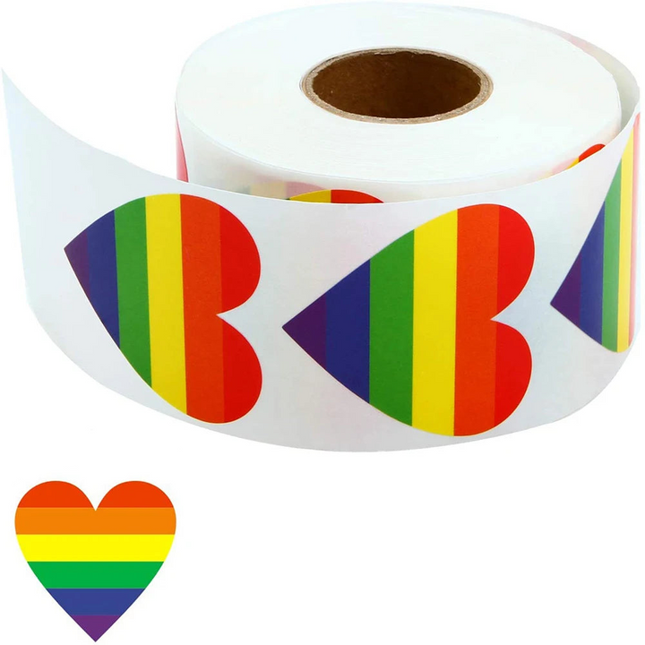 Rolle mit Aufklebern in Herzform mit Regenbogenfarben, mehrere einzelne Herz-Aufkleber abgebildet.