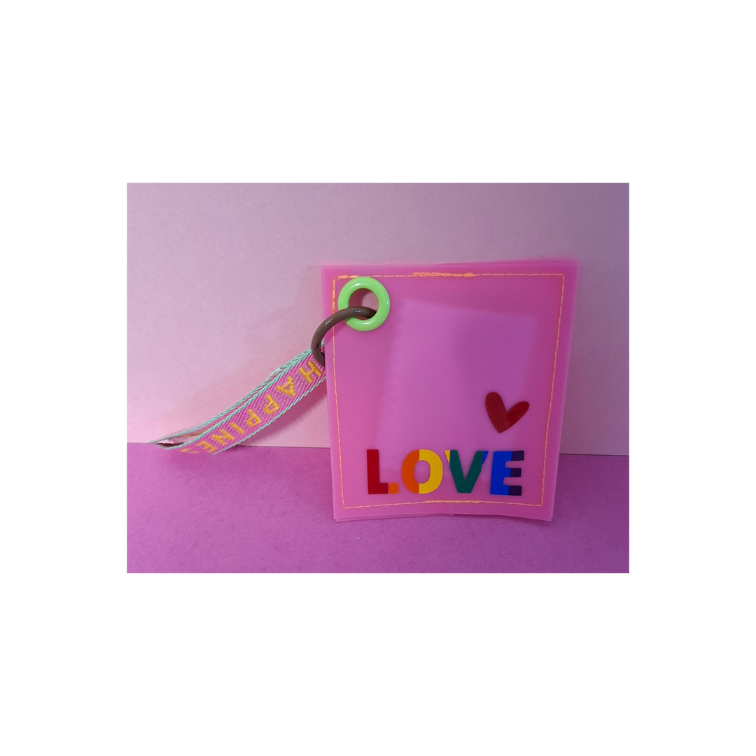 Handgemachter Schlüsselanhänger «LOVE» aus pinkem Jelly Vinyl mit Herzsymbol und HAPPINESS-Spruchband, Pride Sonderedition von Rain4Flowers