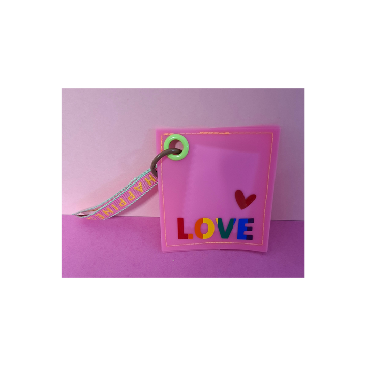 Handgemachter Schlüsselanhänger «LOVE» aus pinkem Jelly Vinyl mit Herzsymbol und HAPPINESS-Spruchband, Pride Sonderedition von Rain4Flowers