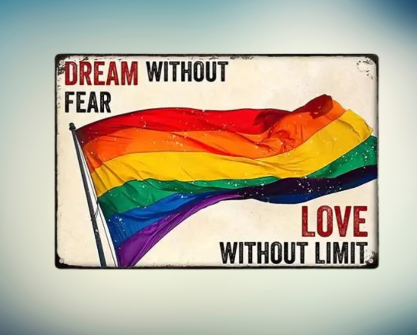 Das Metallschild zeigt eine farbenfrohe Regenbogenflagge, die als Symbol fuer die LGBTQ+-Community steht. Die Kombination aus kraeftigen Farben und kraftvollen Worten vermittelt eine starke Botschaft von Akzeptanz, Freiheit und Liebe. Das Design des Schildes hat einen leicht rustikalen Vintage-Look mit bewusst eingesetzten „gealterten“ Details an den Raendern, was ihm einen charmanten Retro-Stil verleiht. Ideal als Dekoration für Zuhause, Bueros oder Veranstaltungen, um ein positives Statement fuer Gleichbe