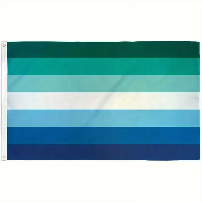 Horizontale Gay-Men / MLM Pride Flagge in Grün-, Türkis- und Blautönen mit zwei Metallösen links.