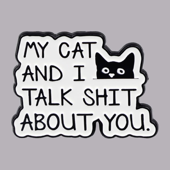 Weißer Pin mit schwarzem Text My Cat and I Talk Shit About You und Katzenkopf-Illustration