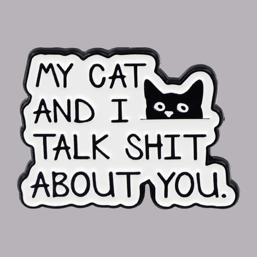 Weißer Pin mit schwarzem Text My Cat and I Talk Shit About You und Katzenkopf-Illustration