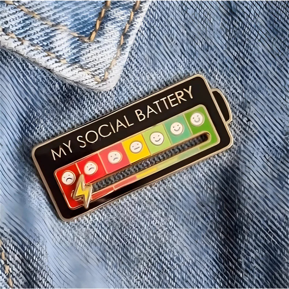 My Social Battery Pin an Jeansjacke – Verstellbarer Emaille Pin mit Blitzanzeige