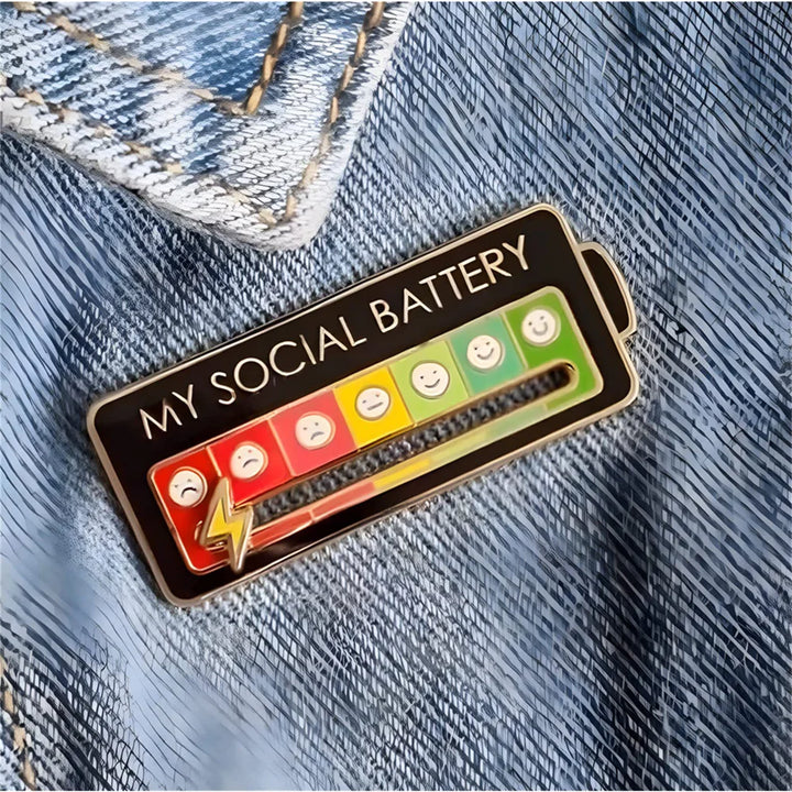 My Social Battery Pin an Jeansjacke – Verstellbarer Emaille Pin mit Blitzanzeige