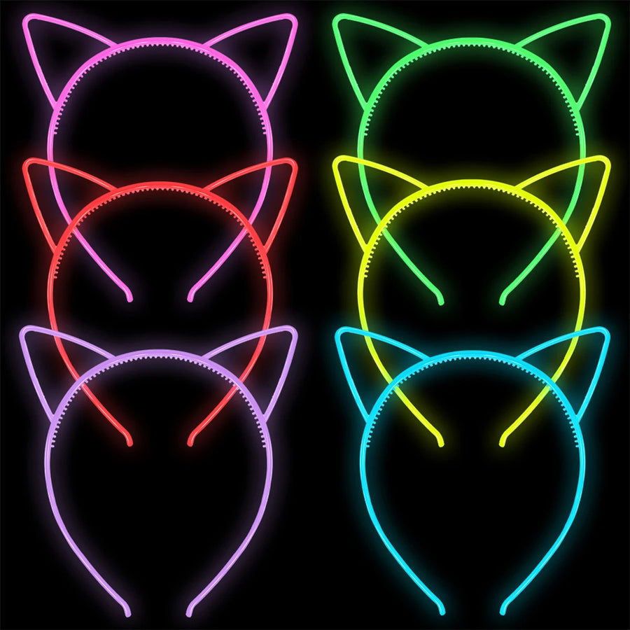 Katzenohr-Haarreifen, die in leuchtenden Neonfarben dargestellt sind. Die Haarreifen sind in drei Reihen angeordnet, mit jeweils drei Farben pro Reihe: oben Pink, in der Mitte Gruen/Gelb und unten Blau. Jeder Haarreifen hat zwei stilisierte Katzenohren und wird durch die hellen Neonlinien auf einem schwarzen Hintergrund hervorgehoben, wodurch die Farben intensiver wirken.