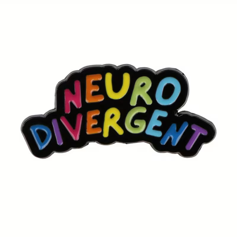 Neurodivergent Emaille-Pin mit buntem Regenbogen-Schriftzug auf schwarzem Hintergrund