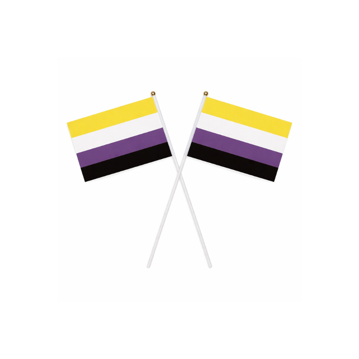 Zwei nicht-binäre Pride Handflaggen mit gelben, weißen, lila und schwarzen Streifen, gekreuzt dargestellt