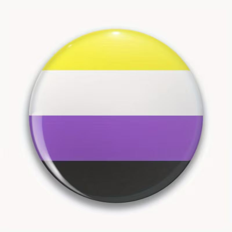 Nichtbinärer Pride-Button im Genderqueer-Farbschema Gelb, Weiß, Lila und Schwarz