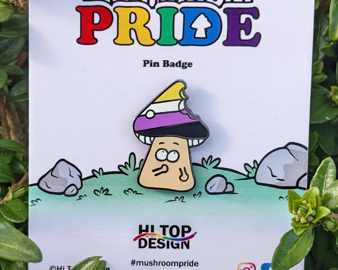 Non-Binary Pride Pilz Emaille Pin Detail auf Verpackung – LGBTQIA+ Anstecknadel ca. 25 mm in Non-Binary Farben