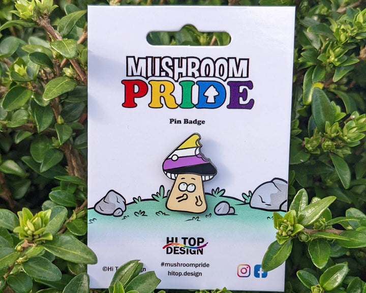 Non-Binary Pride Pilz Emaille Pin auf Verpackungskarte – LGBTQIA+ Anstecknadel ca. 25 mm in Pride Farben