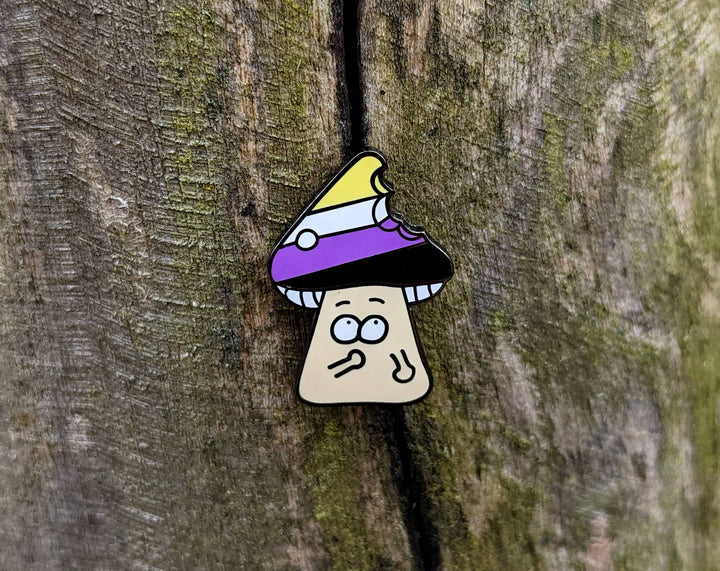 Non-Binary Pride Pilz Emaille Pin an Holz befestigt – LGBTQIA+ Anstecknadel ca. 25 mm in Non-Binary Farben