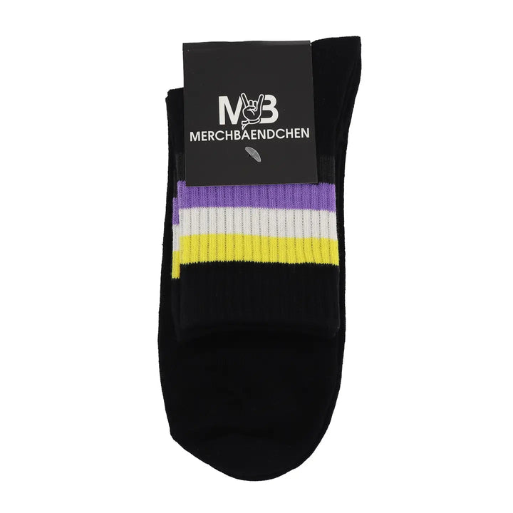 Non Binary Pride Socken in Schwarz mit Streifen in Gelb, Weiss, Lila und Schwarz der Non Binary Flagge