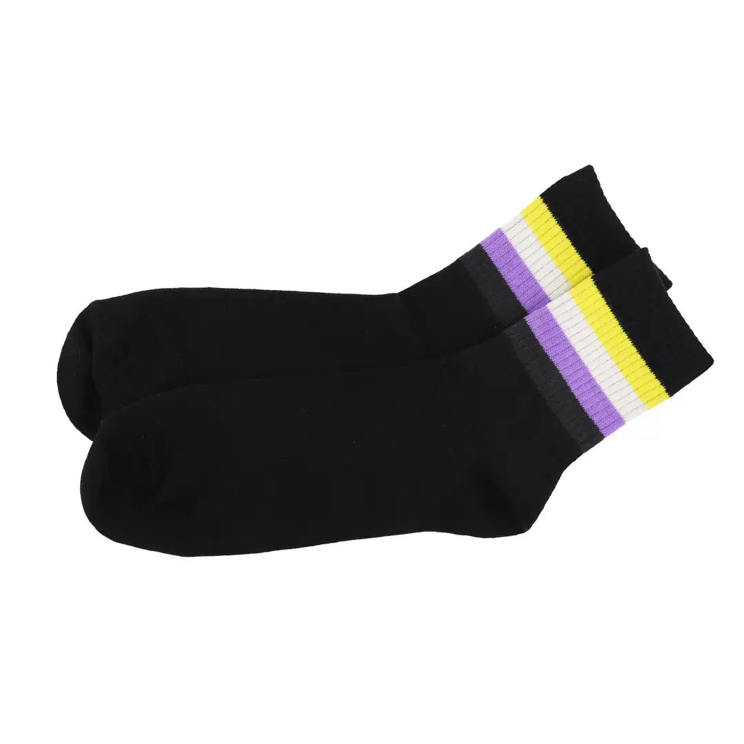 Non Binary Pride Socken in Schwarz mit gelb-weiss-lila-schwarzen Streifen der Non Binary Flagge